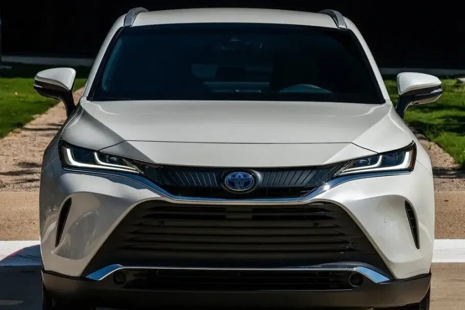 В России появились в продаже новые кроссоверы Toyota Venza