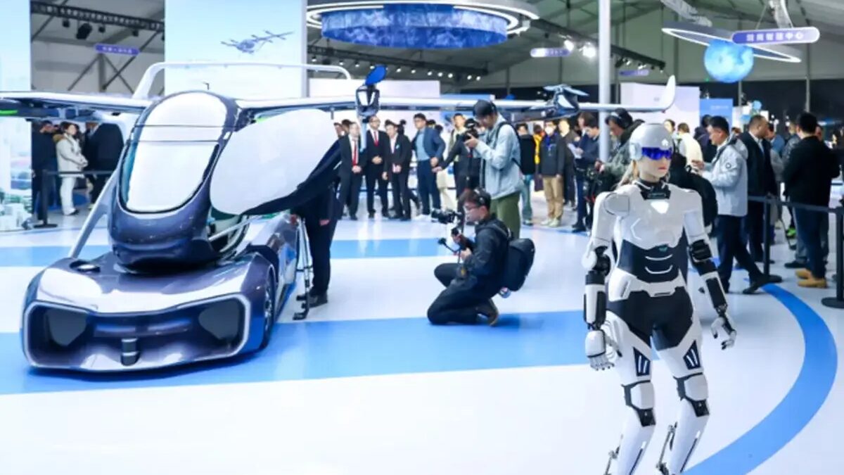 Chery представила робота-гуманоида, который будет продавать автомобили