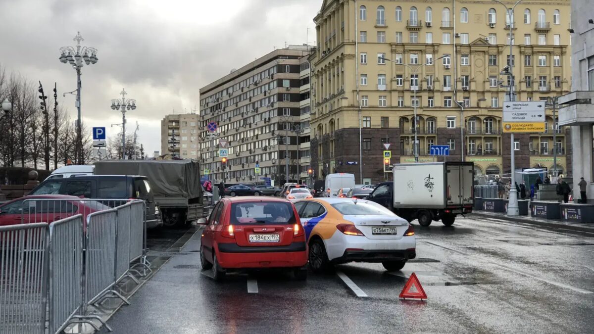 В России предложили запретить каршеринг для водителей без стажа