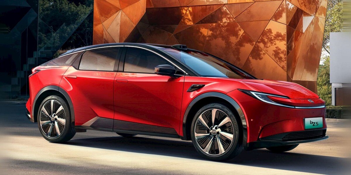 Toyota запускает электрокар bZ5 с запасом хода до 630 км