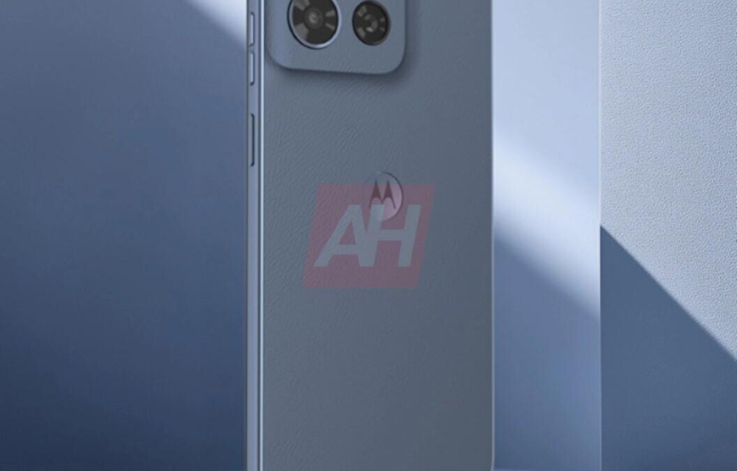 Серебристый смартфон Moto G 2026 с тремя камерами