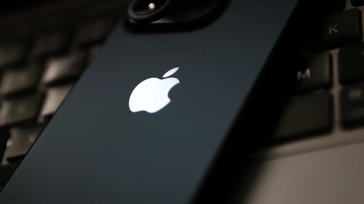 Apple уведомила пользователей в 100 странах о попытках шпионской атаки