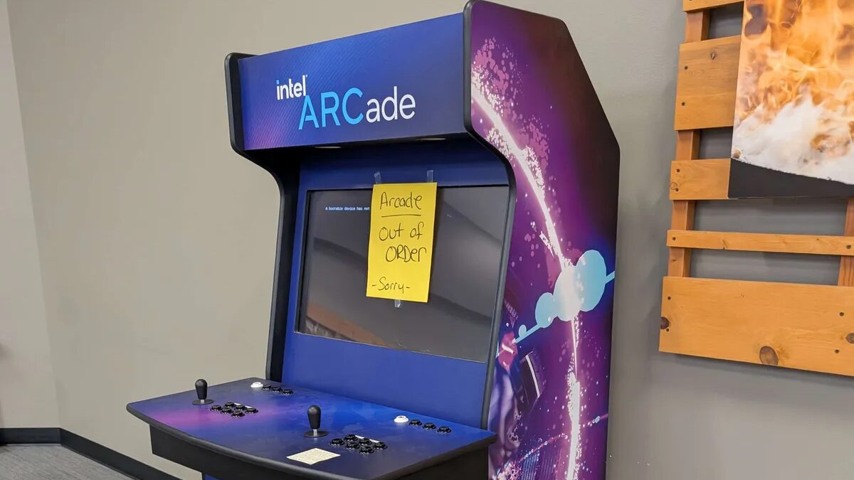 Intel показала аркадный автомат ARCade с GPU Arc A770, но он не работает