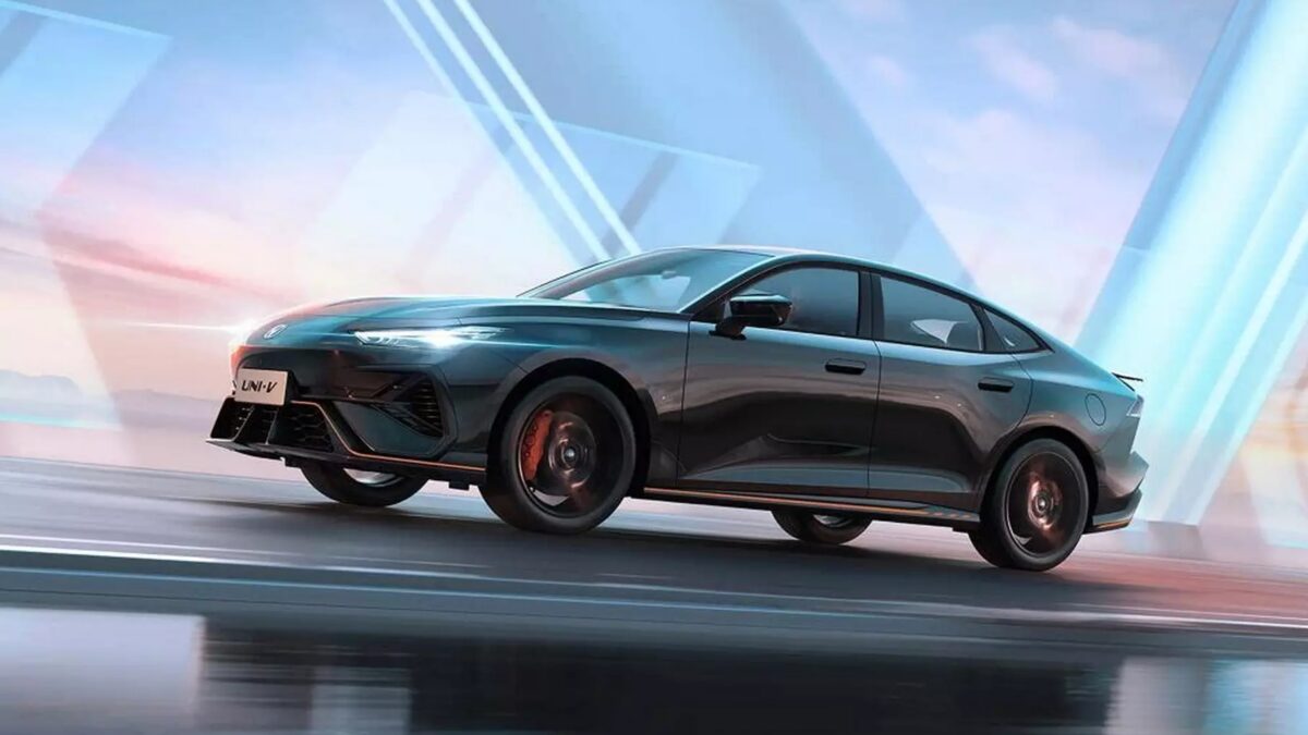 Changan рассекретил обновлённый лифтбек Uni-V с новым салоном