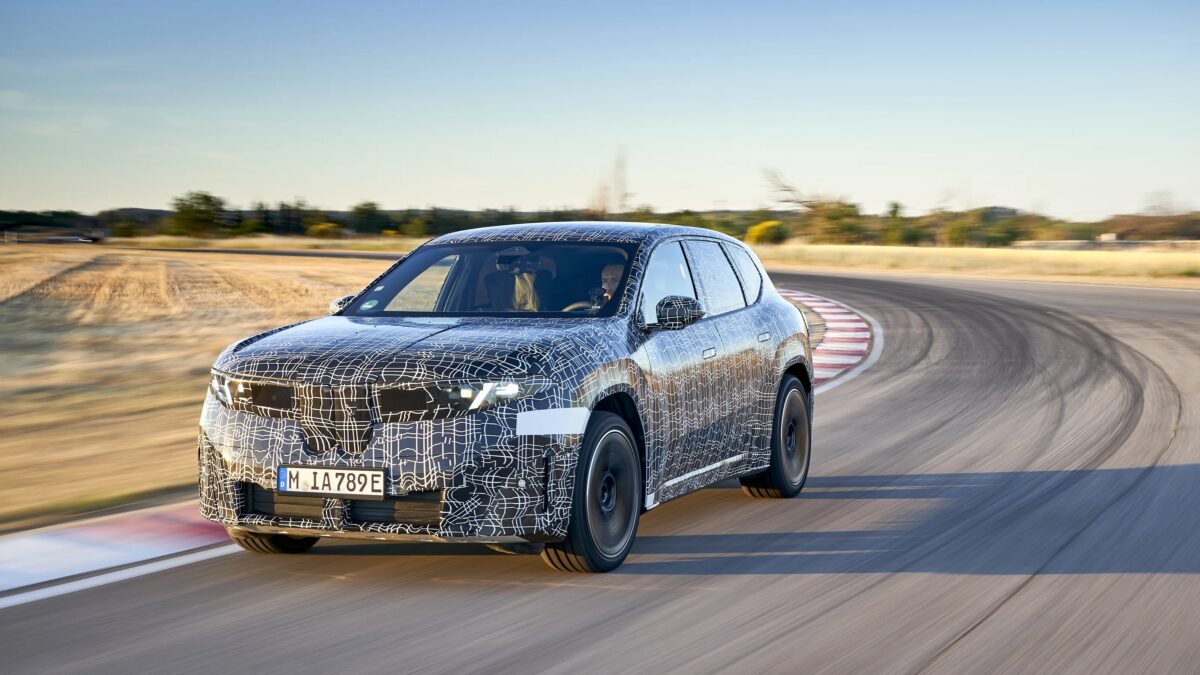 BMW научила машины автоматически включать поворотники