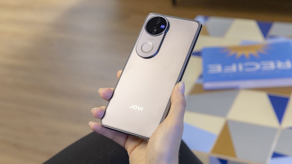 iQOO готовит смартфон с аккумулятором 8000 мАч