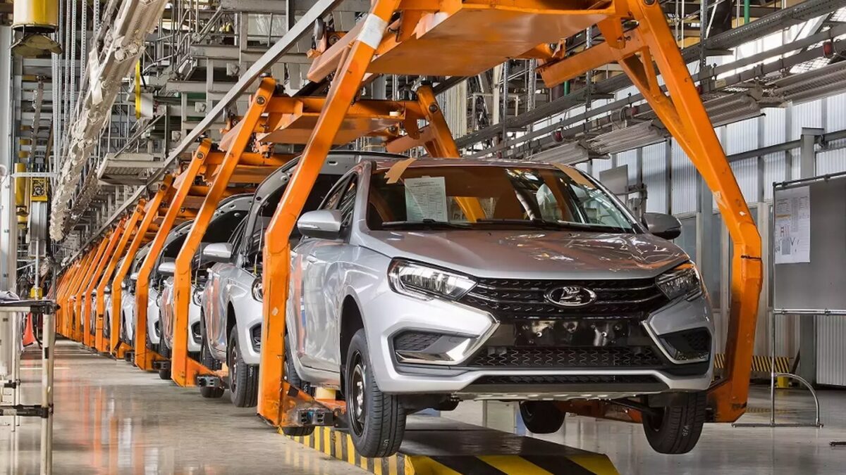 АвтоВАЗ остановил сборку Lada и Xcite на три недели