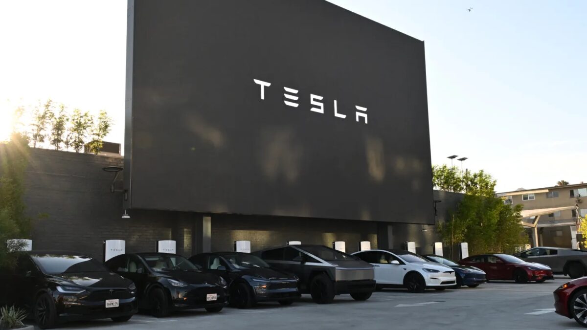 Tesla открыла ретро-дайнер с зарядкой для электромобилей в Лос-Анджелесе