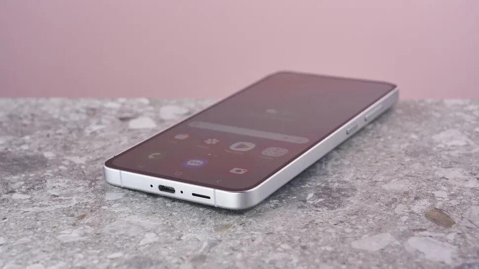 Новые подробности о Samsung Galaxy S25 FE: экран LTPO и улучшенная батарея