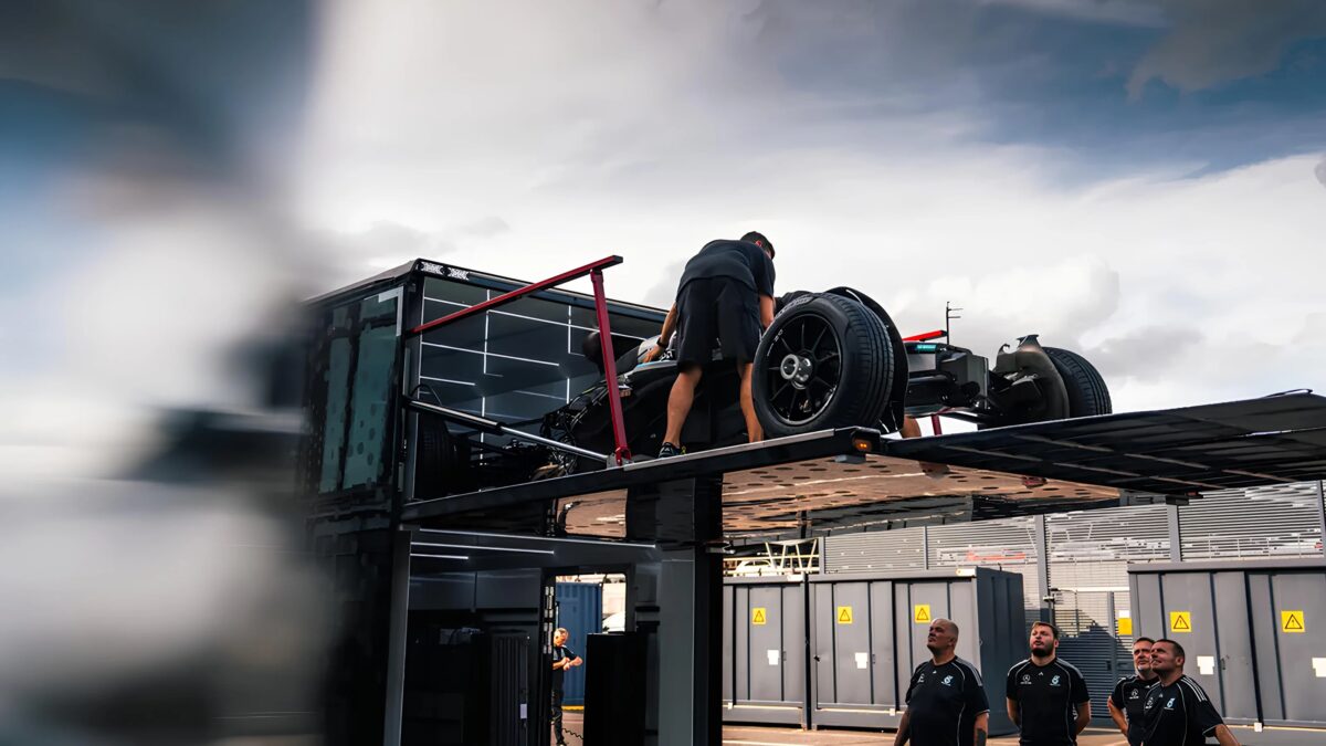 Электрогрузовик Mercedes-Benz eActros 600 впервые доставил машины Формулы-1