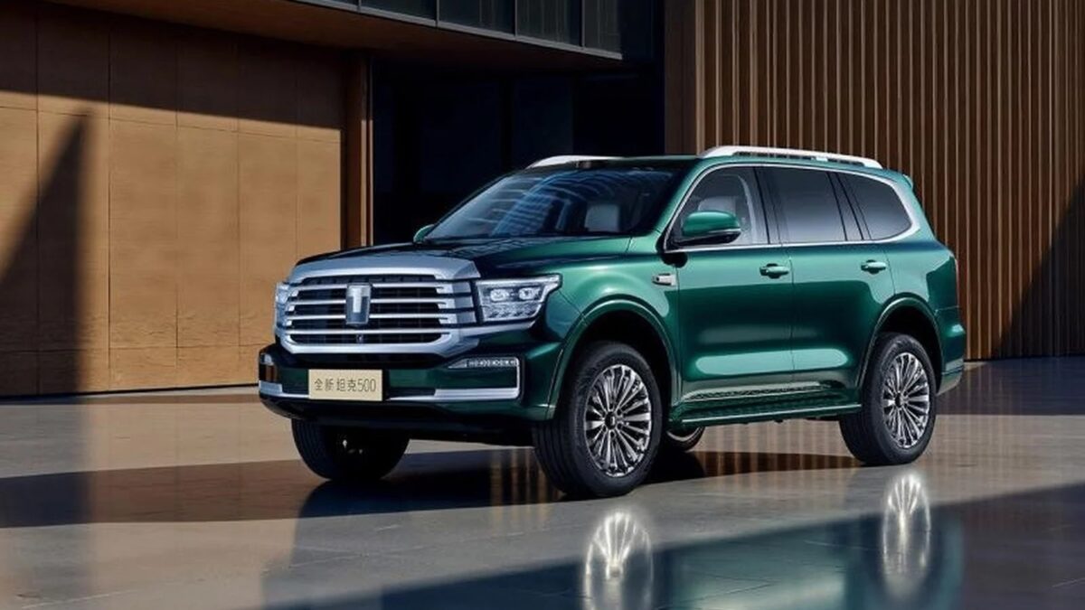 В Китае стартовали продажи гибридного внедорожника Tank 500