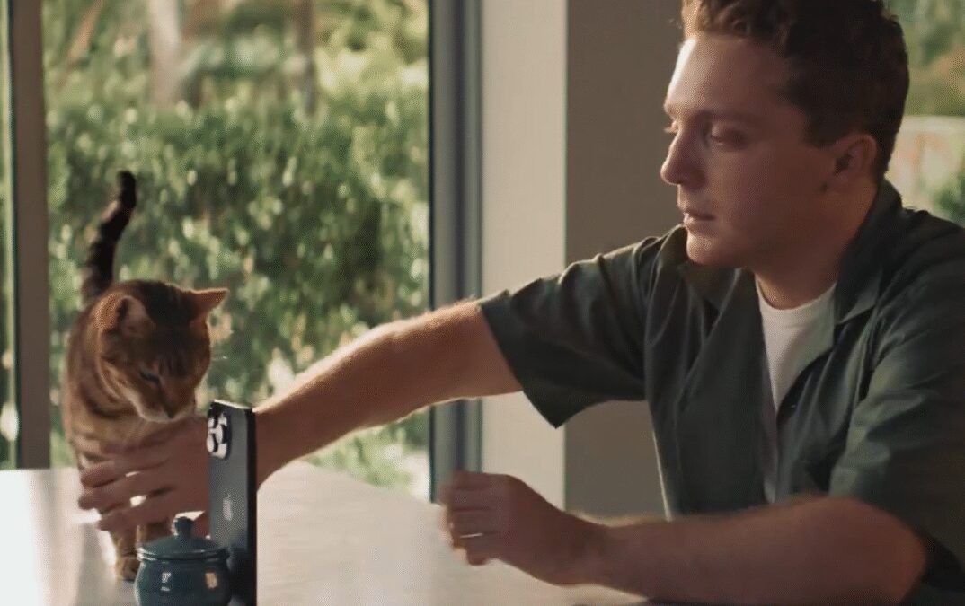 Samsung подшучивает над Apple в новой рекламе Galaxy Z Fold 7