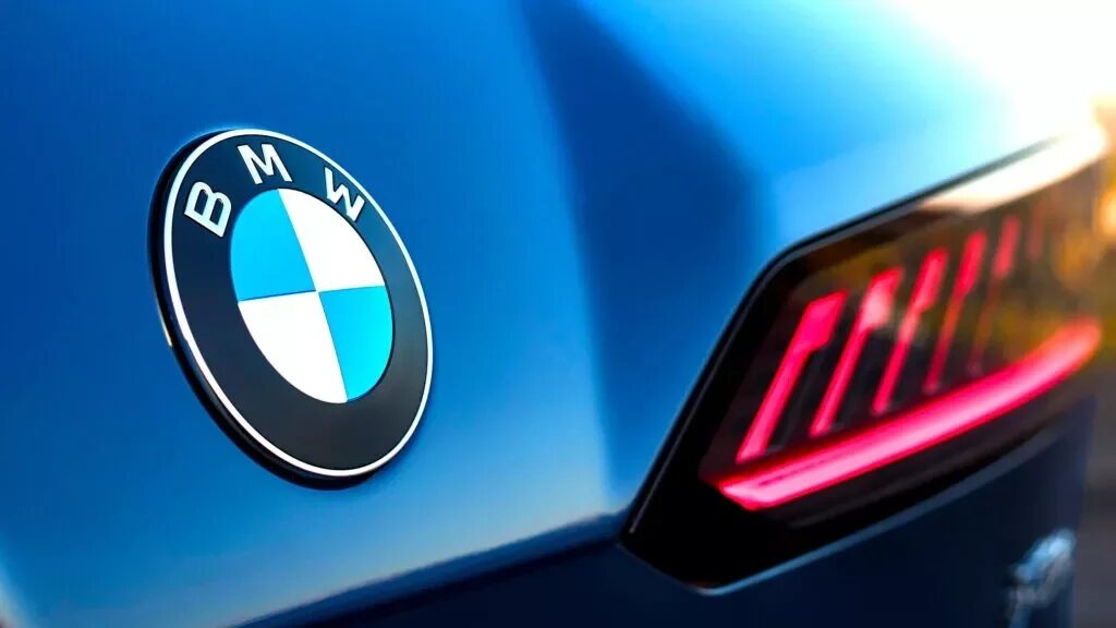 BMW обновила свой логотип