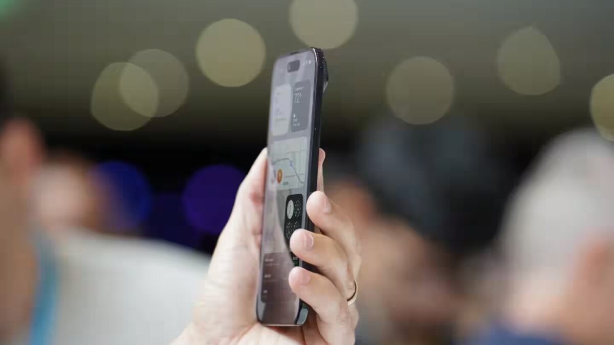 Первый взгляд и «живые» фото iPhone Air: самый тонкий и лёгкий смартфон Apple