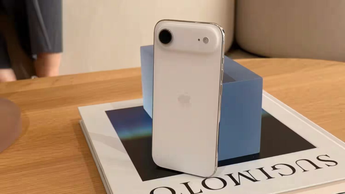 Тим Кук ответил на вопросы о батарее iPhone Air на заводе Corning