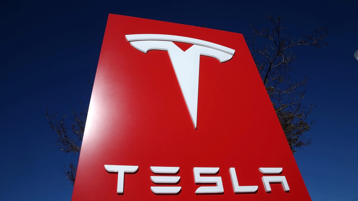 Tesla зафиксировала снижение прибыли из-за роста расходов
