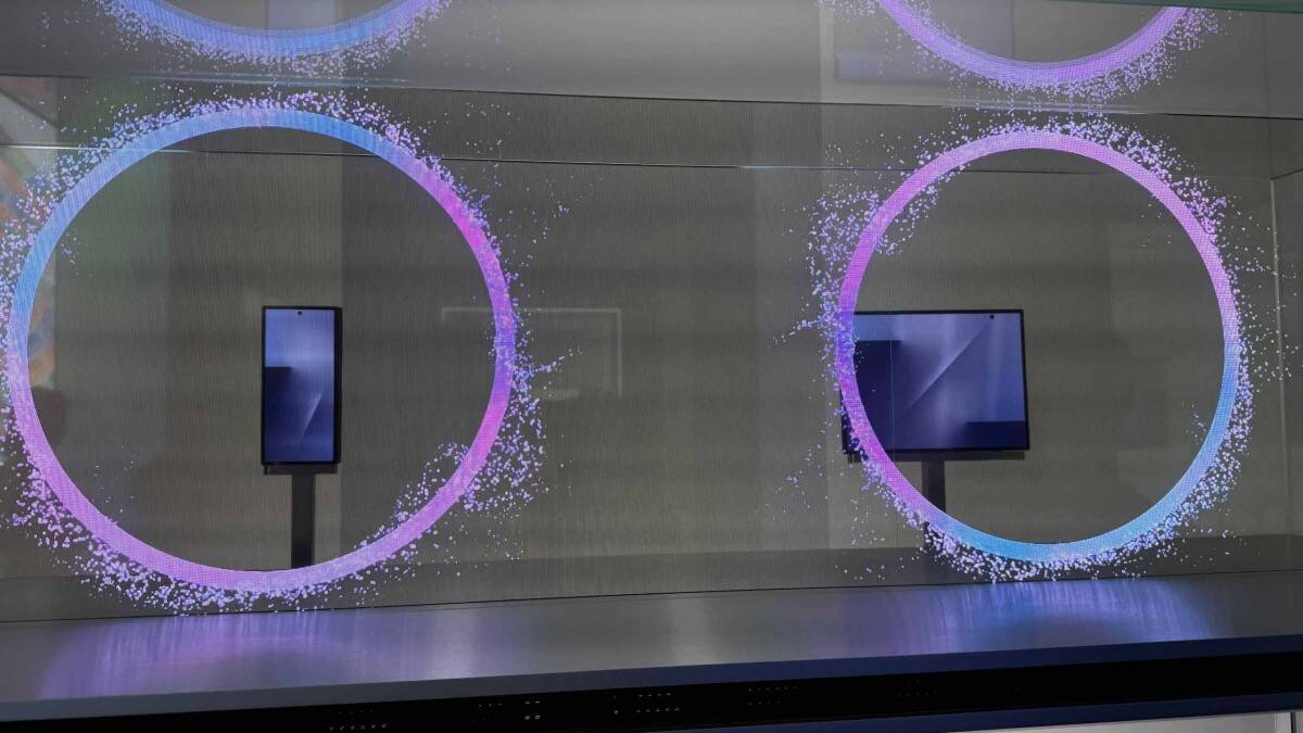 Samsung показала первый смартфон с тройным механизмом складывания