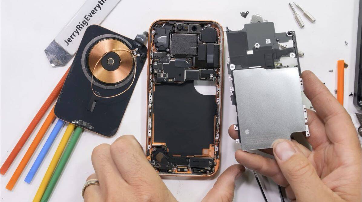 Вскрытие iPhone 17 Pro выявило усовершенствованную систему охлаждения и простую замену АКБ