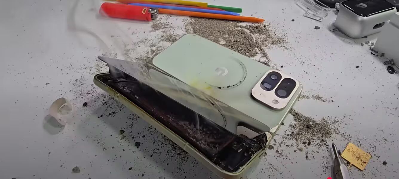 Смартфон Google Pixel 10 Pro Fold загорелся во время теста на изгиб от JerryRigEverything