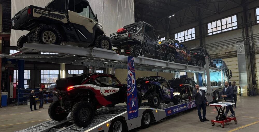 В Новосибирской области представили первый отечественный двухъярусный автовоз