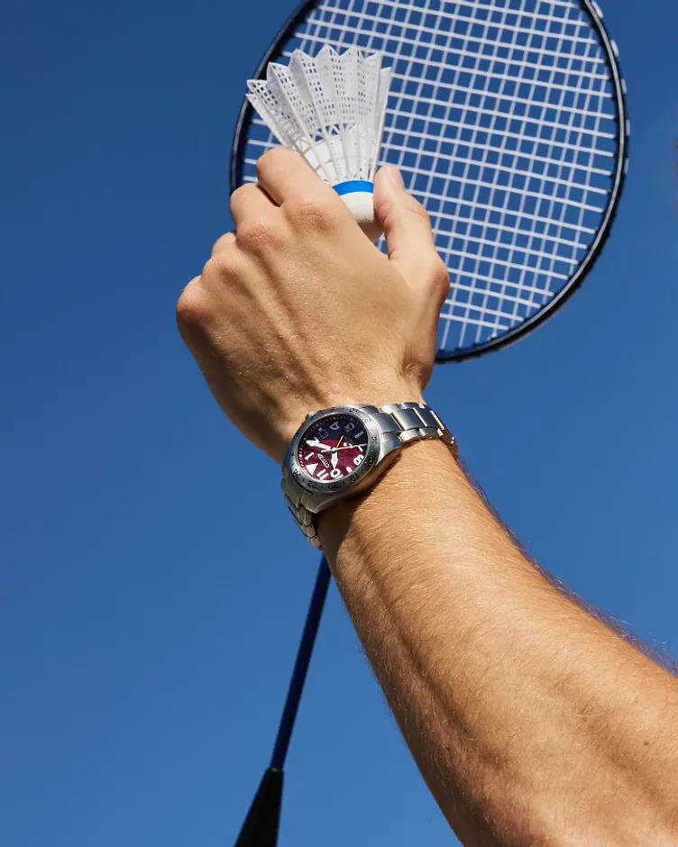 Citizen представила часы Promaster Land GMT с бордовым циферблатом и технологией Eco-Drive