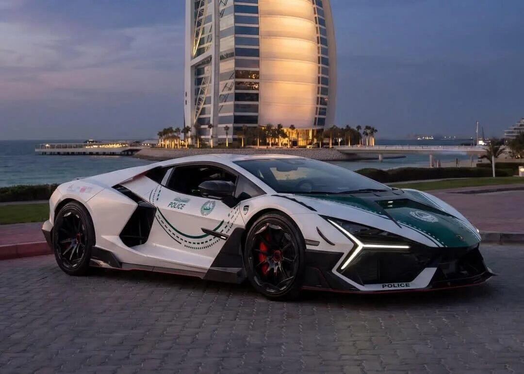 Lamborghini Revuelto от Mansory пополнил автопарк полиции Дубая