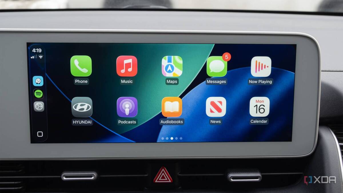 Почему CarPlay удобнее Android Auto