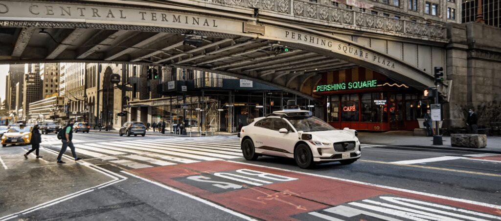 Нью-Йорк откатил разрешение на роботакси и подложил свинью Waymo