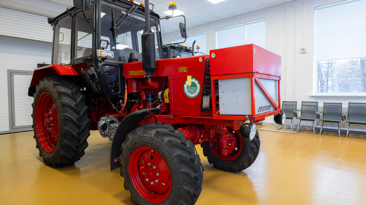МТЗ-82.1 превратили в гибридный трактор с мощностью 136 л.с.