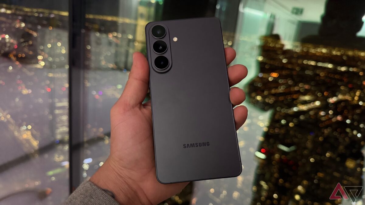 Samsung добавляет поддержку AirDrop в серию Galaxy S26