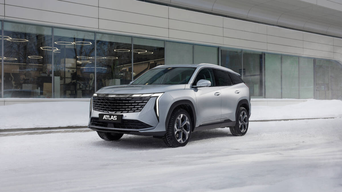 В России начали продавать новую переднеприводную версию кроссовера Geely Atlas