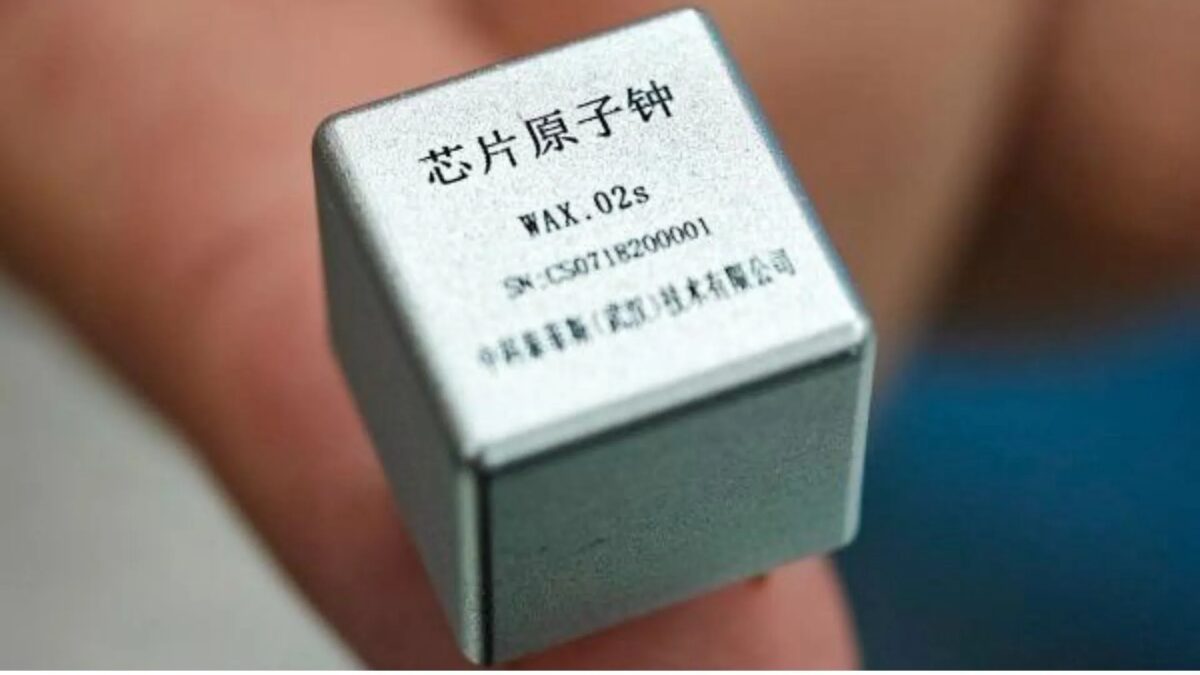 Китай представил самые маленькие атомные часы для дронов и навигации