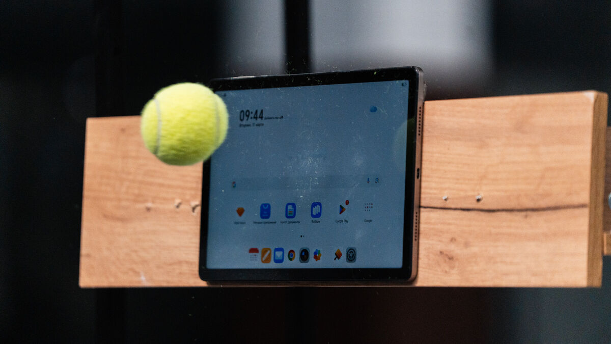 Honor Pad X8b выжил после 300 ударов теннисными мячами со скоростью до 124 км/ч