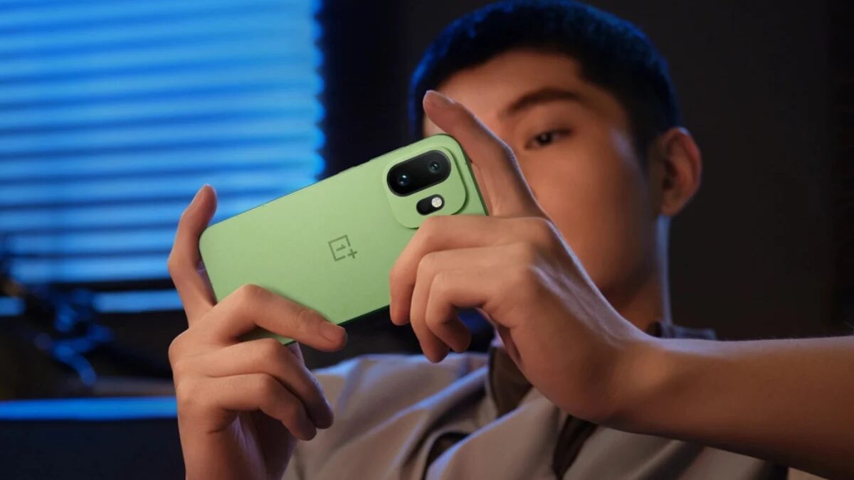 OnePlus 15T представлен официально: компактный флагман с экраном 165 Гц и батареей 7500 мАч