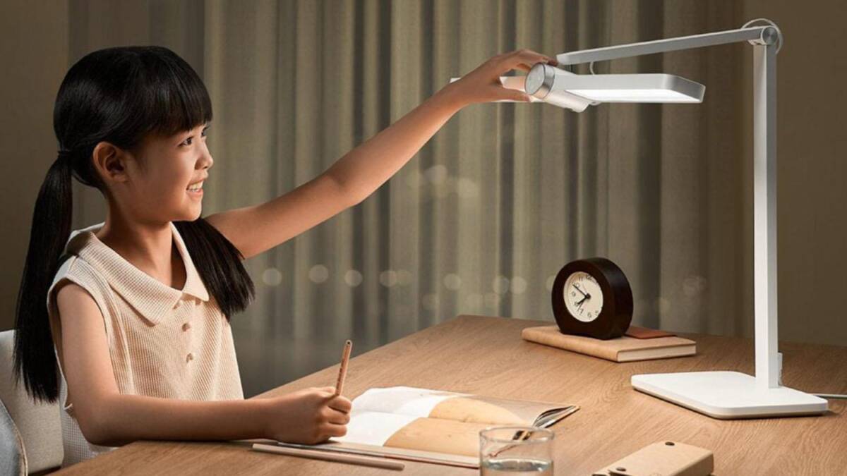 Xiaomi представила настольную лампу с яркостью 12 700 люмен и ресурсом 17 лет
