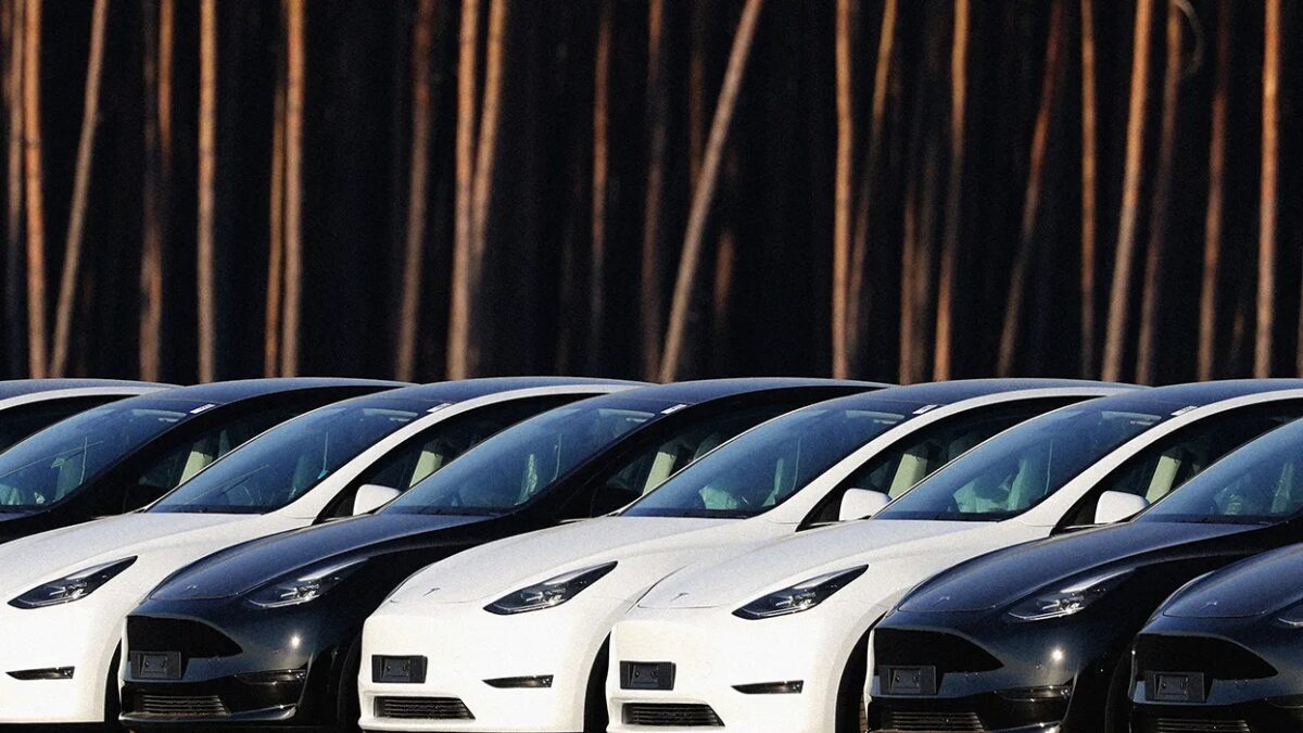 Лояльные фанаты Tesla разочаровываются из-за политики Илона Маска и автопилота