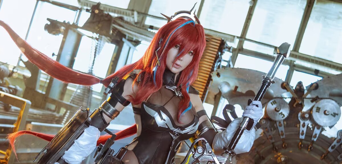 Косплей: OICHI надела доспехи Эмбер из Arknights: Endfield