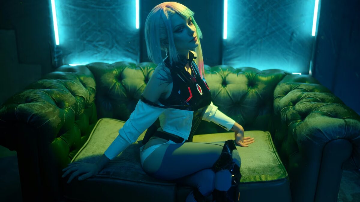 Российская модель стала Люси из аниме Edgerunners — Cyberpunk-косплей нетраннерши