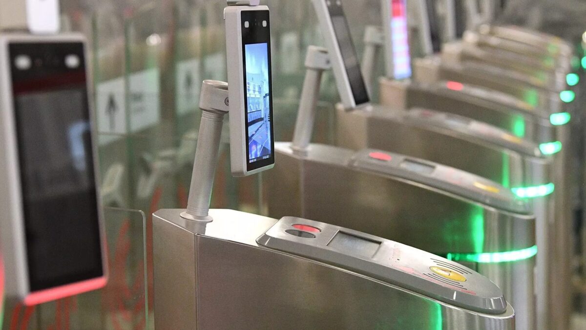 Заплатить лицом: как биометрические платежи захватили Россию