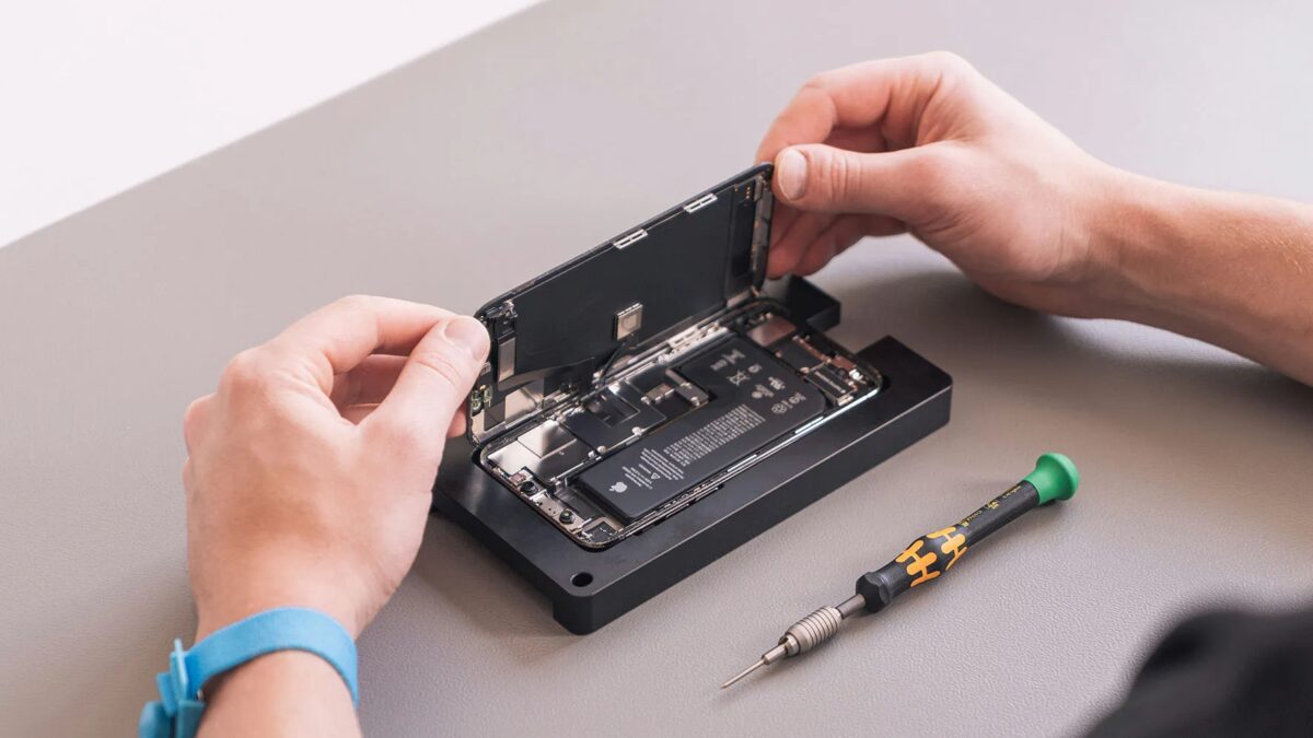 Apple открыла запчасти для MacBook Neo и iPhone 17e