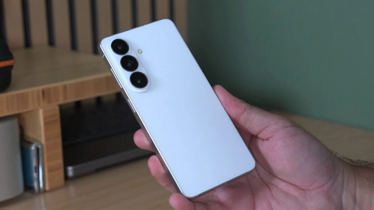 Samsung снова не смогла вернуть лидерство на рынке смартфонов Индии