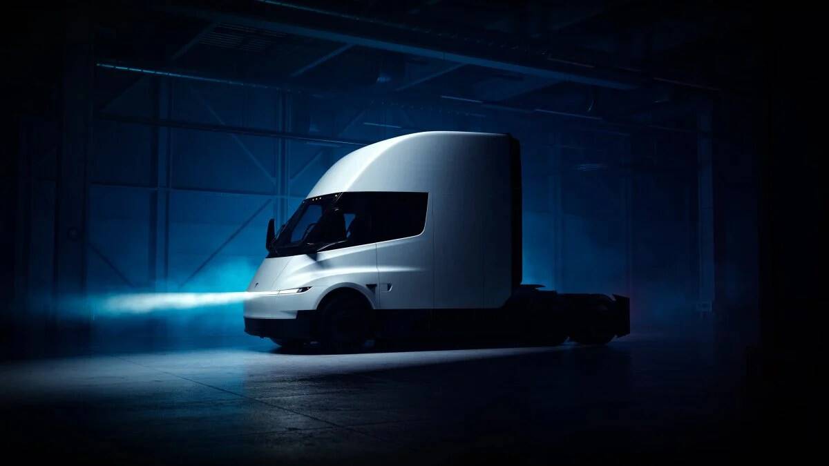Tesla запустила массовое производство электрического грузовика Semi