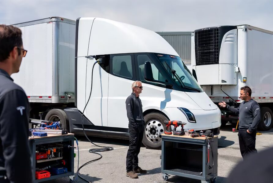 25 кВт: Tesla Semi научили питать прицепы и инструмент